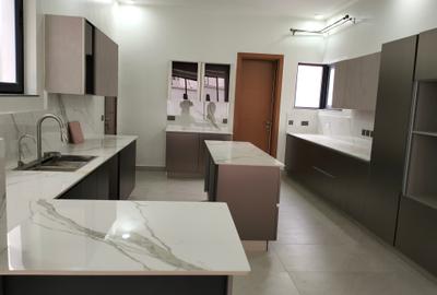 5 Bed Townhouse with En Suite in Lavington - 3