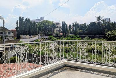 4 Bed House with Swimming Pool at Links Road