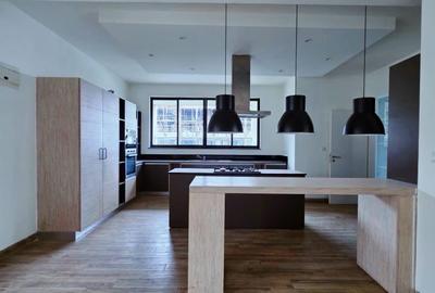 4 Bed Apartment with En Suite at Riverside Drive - 2