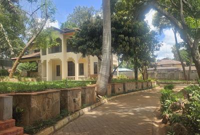 5 Bed House with En Suite in Runda - 2