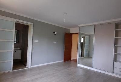5 Bed Townhouse with En Suite at Lavington - 2
