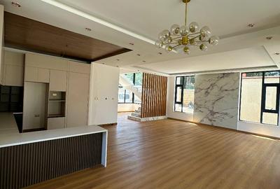 5 Bed Townhouse with En Suite in Lavington - 2