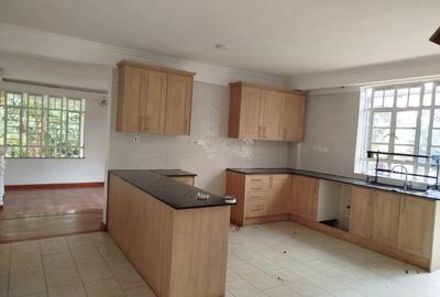 5 Bed House with En Suite in Runda - 2