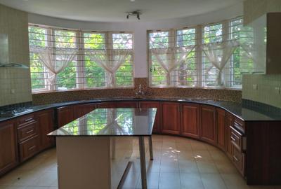 5 Bed Townhouse with En Suite in Rosslyn - 2