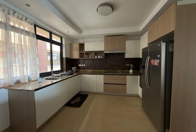 3 Bed Apartment with En Suite in Riverside - 4