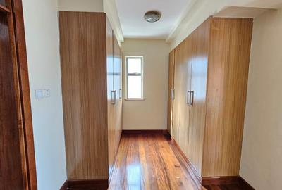 5 Bed Townhouse with En Suite in Lavington - 2