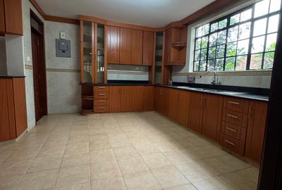 5 Bed Townhouse with En Suite at Lavington - 4