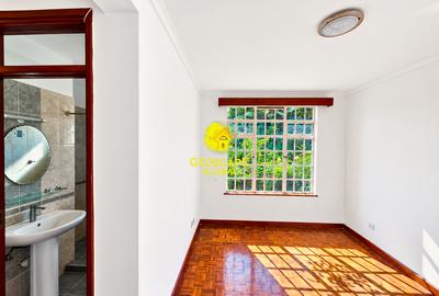 4 Bed House with En Suite in Rosslyn - 3