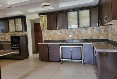 4 Bed Townhouse with En Suite in Kitisuru - 2