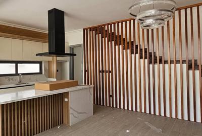 5 Bed Townhouse with En Suite in Lavington - 2