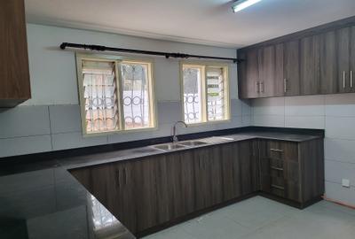 4 Bed House with En Suite in Hill View - 2