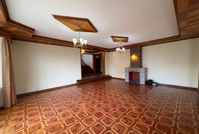5 Bed House with En Suite in Runda - 2