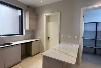 5 Bed Townhouse with En Suite in Lavington - 3