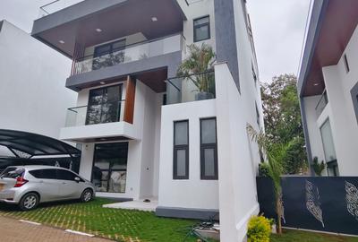 6 Bed Villa with En Suite in Lavington - 2