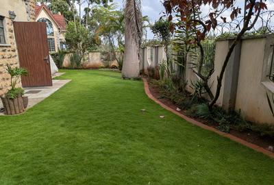 5 Bed House with En Suite in Lavington - 3