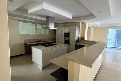 3 Bed Apartment with En Suite at Riverside - 4