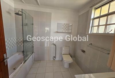 4 Bed House with En Suite in Rosslyn - 4