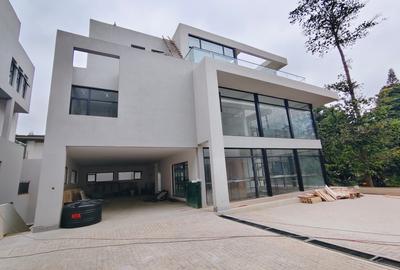 6 Bed Villa with En Suite in Lavington - 3