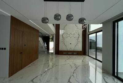 6 Bed Villa with En Suite in Lavington - 2
