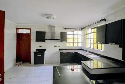 5 Bed Townhouse with En Suite in Lavington - 4