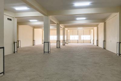5,600 ft² Shop in Industrial Area - 2