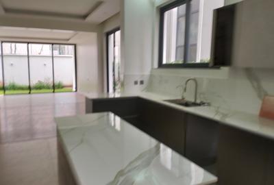 5 Bed Townhouse with En Suite in Lavington - 4