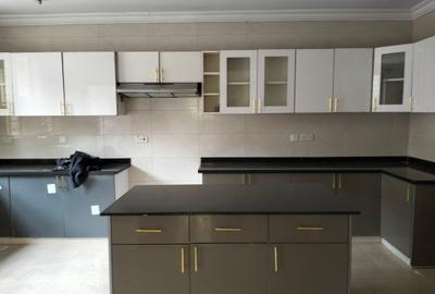 5 Bed Townhouse with En Suite in Lavington - 3