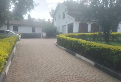 5 Bed House with En Suite in Runda - 2