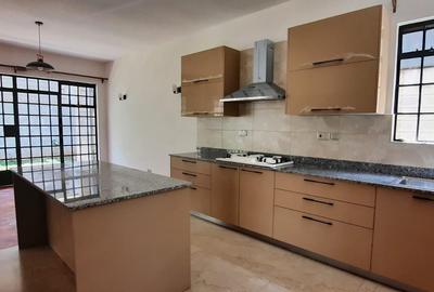 5 Bed Townhouse with En Suite in Lavington - 4