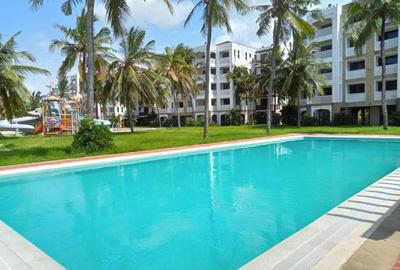 2 Bed Apartment with En Suite at Greenwood Drive - 3