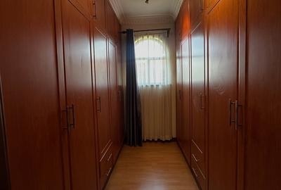 5 Bed Townhouse with En Suite in Lavington - 3