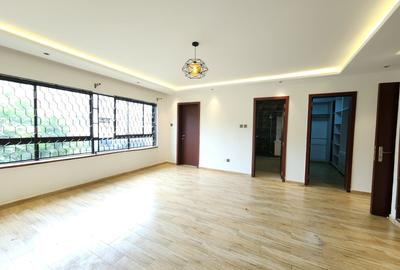 5 Bed Townhouse with En Suite at Lavington - 2