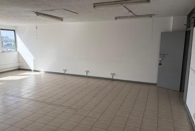 600 ft² Commercial Property with Service Charge Included at Baricho Road
