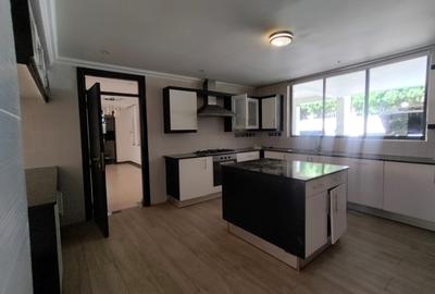 5 Bed Townhouse with En Suite in Lavington - 3
