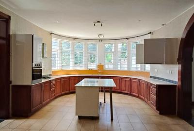 5 Bed House with En Suite in Rosslyn - 3