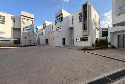 5 Bed Townhouse with En Suite in Lavington