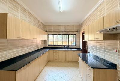 4 Bed Apartment with En Suite in Brookside - 2