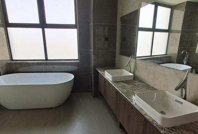 4 Bed Apartment with En Suite in Riverside - 4