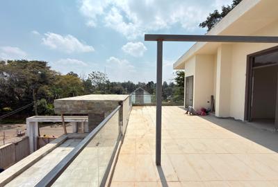 5 Bed Townhouse with En Suite at Lavington - 4