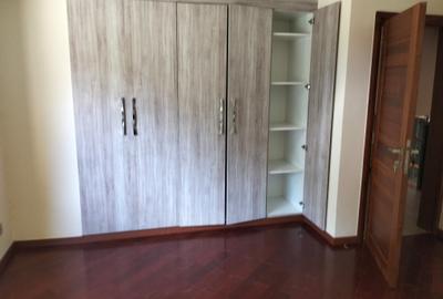 5 Bed Townhouse with En Suite in Lavington - 3