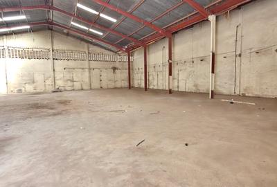 7,000 ft² Warehouse with Parking in Industrial Area - 2