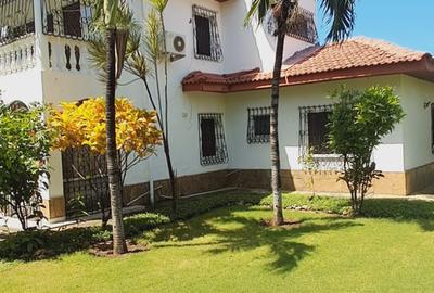 4 Bed House with En Suite in Nyali Area - 2