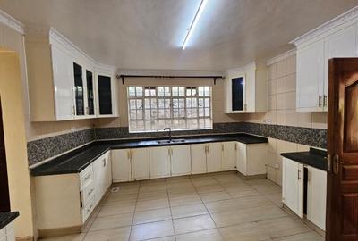 5 Bed Townhouse with En Suite in Lavington - 4