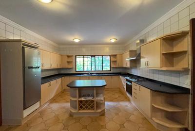 5 Bed Townhouse with En Suite in Runda - 3