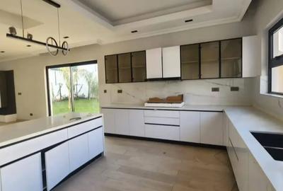 5 Bed Townhouse with En Suite at Lavington - 2