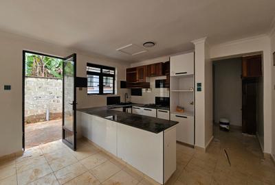 5 Bed Villa with En Suite in Runda - 3