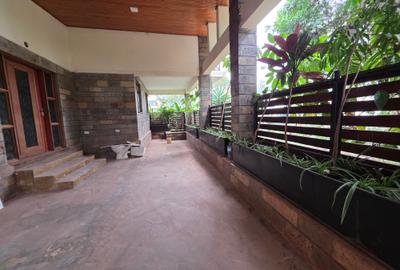 4 Bed House with En Suite in Lavington - 2