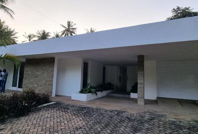 3 Bed Villa with En Suite at Aloo Drive - 2