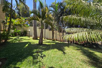 4 Bed House with En Suite in Hill View - 4