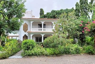 4 Bed Villa with En Suite at Links Road - 3